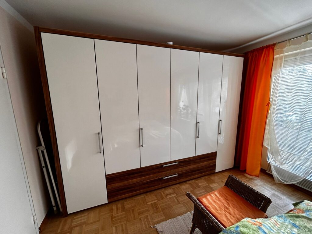 Haushaltsauflösung München Solln Schlafzimmer Schrank vorher