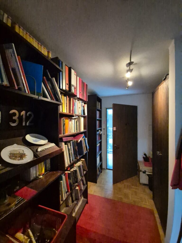 Wohnungsauflösung  München Möbel im Flur vorher 