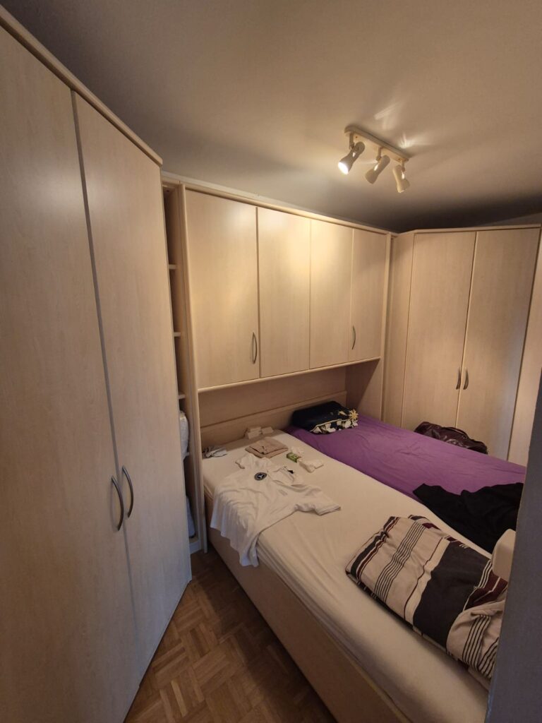 Wohnungsauflösung München Schwabing Schlafzimmer vorher 